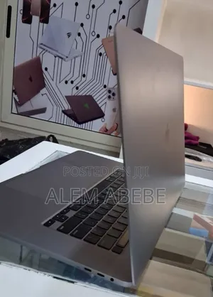 New Laptop Apple MacBook Pro 2019 32GB Intel Core I7 SSD 1T