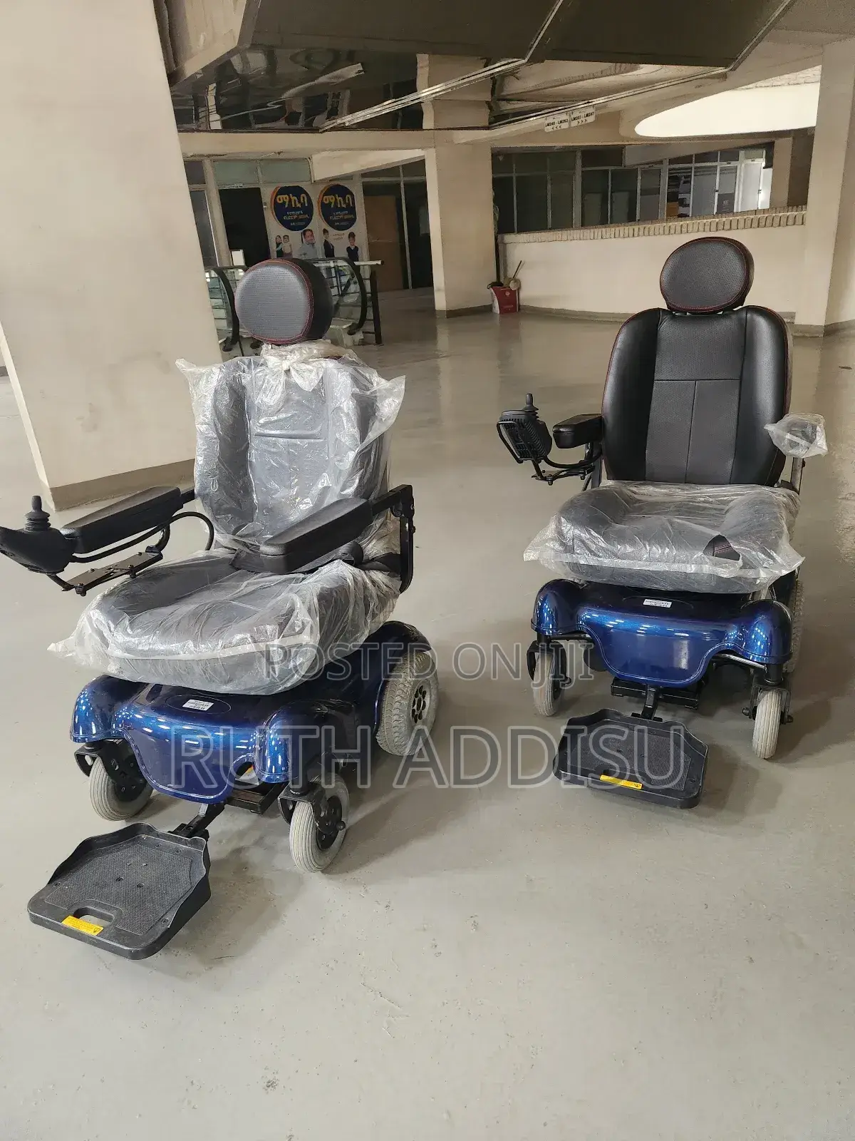 Wheelchair仔在electrical庭上wheelchair痛哭medical Wheelchair短暫wheelchair