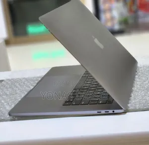 Photo - New Laptop Apple MacBook Pro 2017 16GB Intel Core I7 SSD 512GB