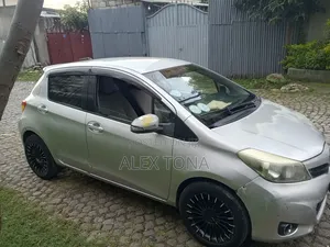 Photo - Toyota Yaris 2012 Silver