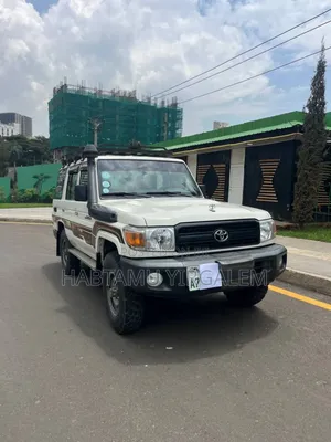 Photo - Toyota Land Cruiser 2019 White