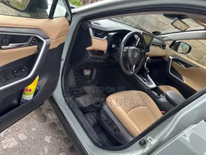 Toyota RAV4 LE 2021 Green