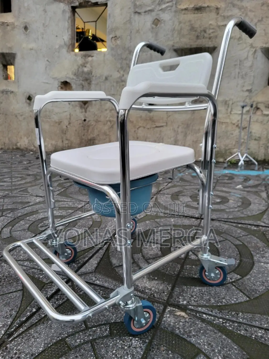 Toilet Chair驌፬commode₦咦movable Footrest a Handle
A Detachable Bedpan