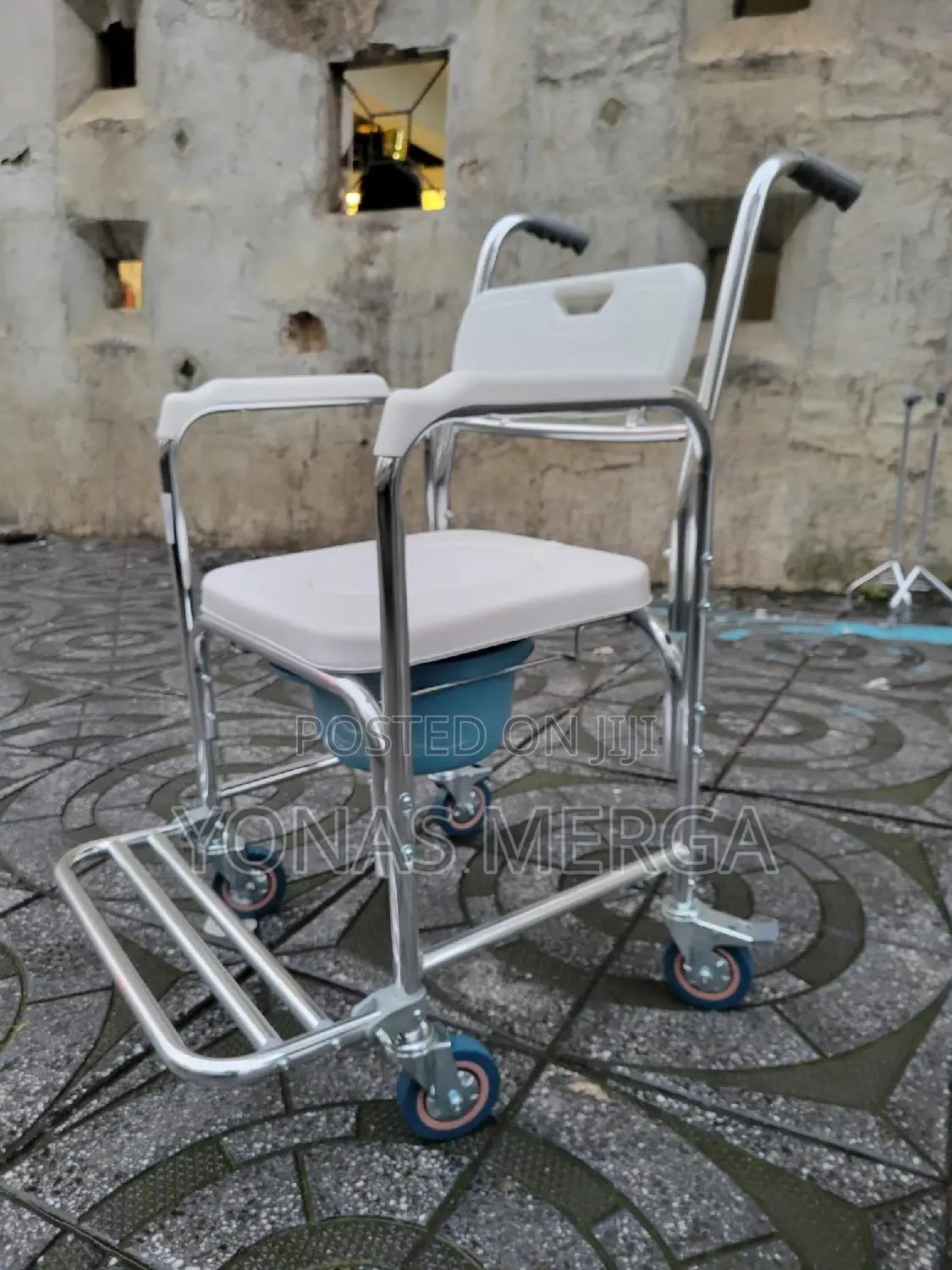 Commode Chair¥፫ Supports Up to 150 Kg𤪕∂Very Comfortable and Durable