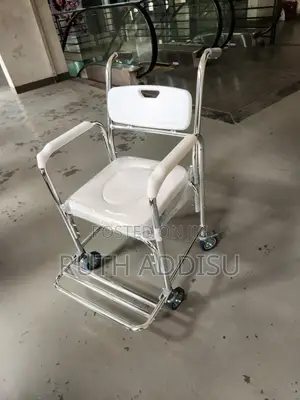 Photo - Commode Wheelchair俠女four Wheel Commode Wheelchair仔的wheelchair With