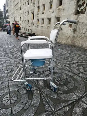 Photo - Toilet Wheelchair痛楚poty Wheelchair晞了commod3 Wheelchair New庭上wheelchair