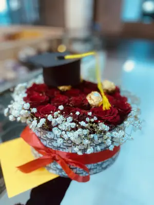 Photo - Graduation Table Flower and Chocolate