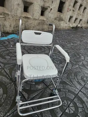 Photo - Commode Wheelchair會在meducal Poty Wheelchair知名brand New Commode