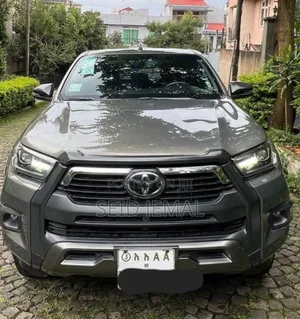 Photo - Toyota Hilux 2021 Gray