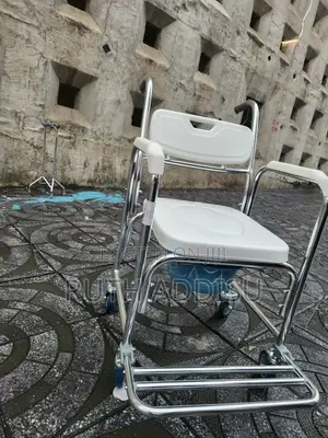 Photo - ባለ ጎማ እና ፖፖ Commode Wheelchair丘疹wheelchair动了wheelchair會上wheelchair