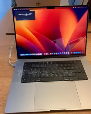 Photo - New Laptop Apple MacBook Pro 2017 16GB Intel Core I7 SSD 1T