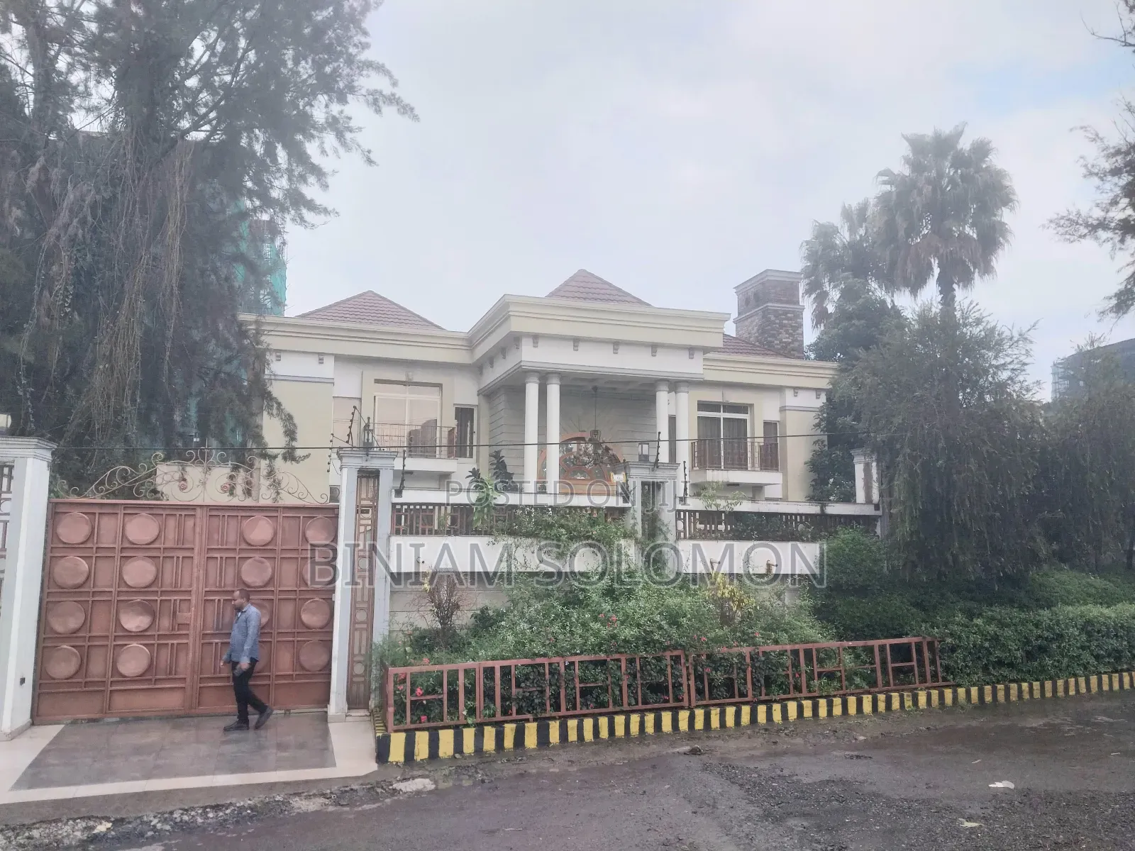 12bdrm Villa in Bole for rent