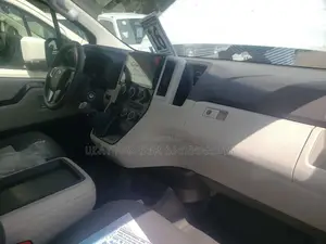 Toyota HiAce 2022 White