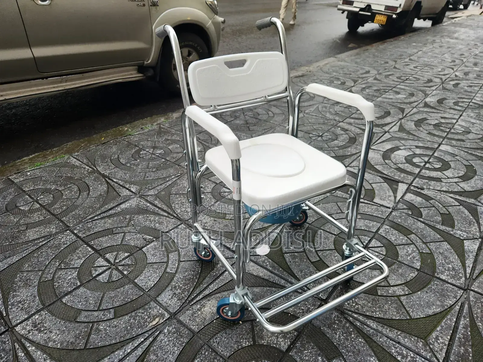 Commod3 Wheelchair症狀toilet Commde Wheelchair曰:Brand New Wheelchair