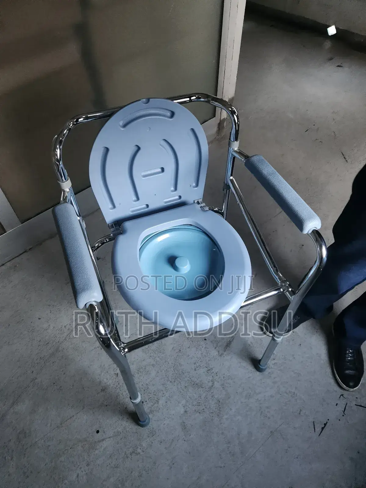 Commode Chair for Ealderly and Hospitalized People and for Senior Old