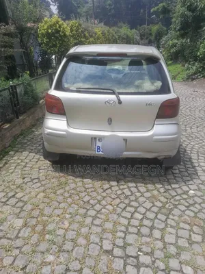 Photo - Toyota Vitz 2002 Gold