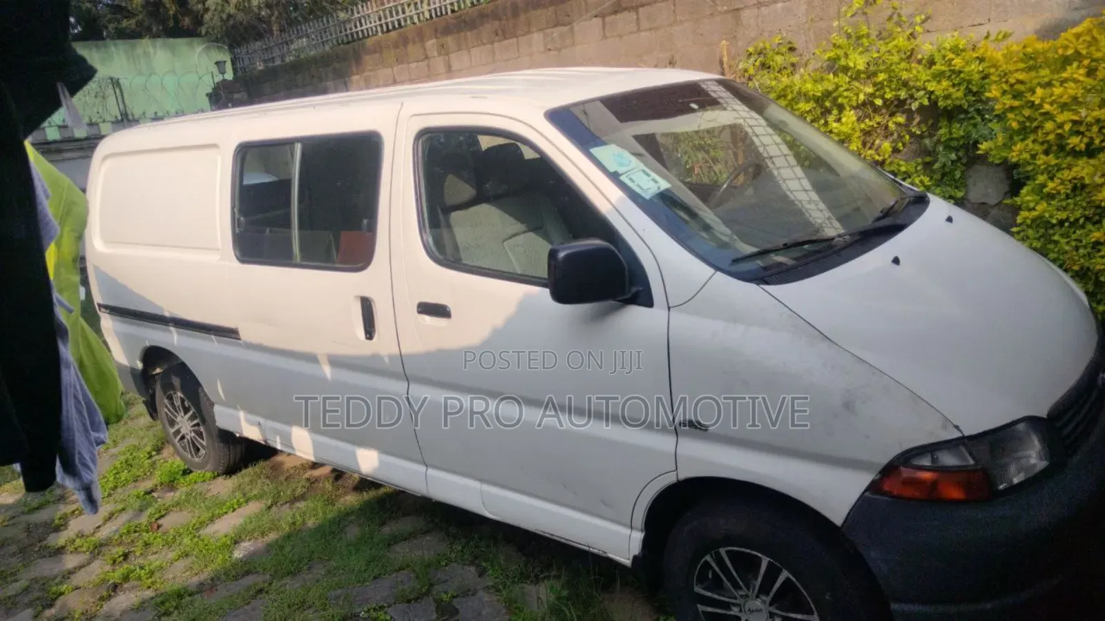 Toyota HiAce 2005 White