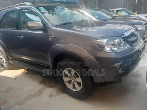 Photo - Toyota Fortuner 2004 Black