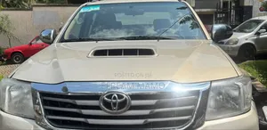 Photo - Toyota Hilux 2014 Gold