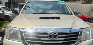 Toyota Hilux 2014 Gold