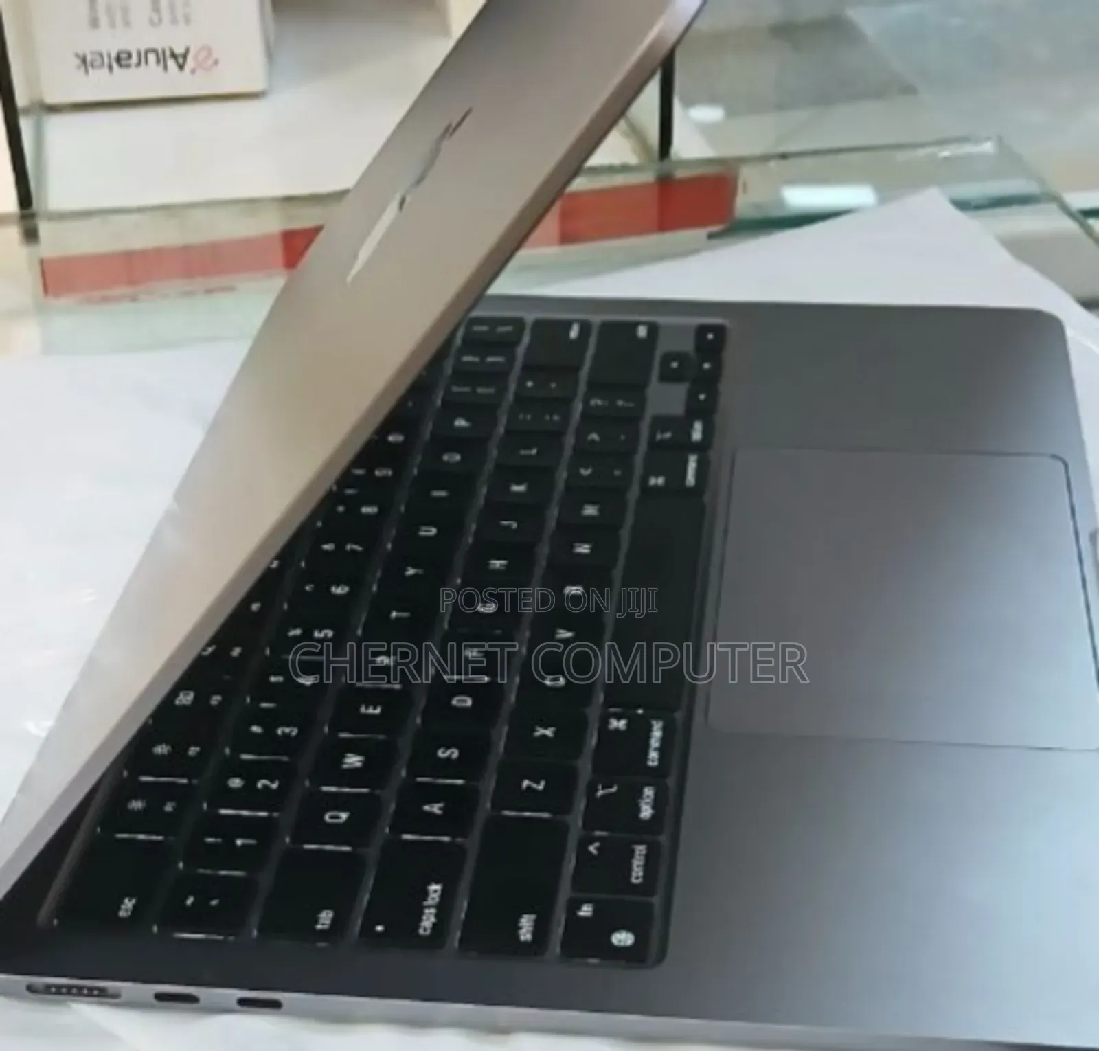 New Laptop Apple MacBook Pro 2022 M2 8GB SSD 256GB