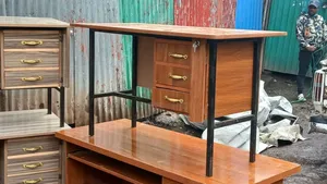 Photo - የቢሮ ጠረጴዛ 1ከ 20 በላሚኔት ኤምድኤፍ