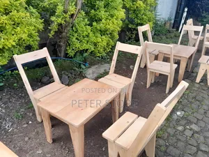 ለ አዲስ Coffee House Chair + Table