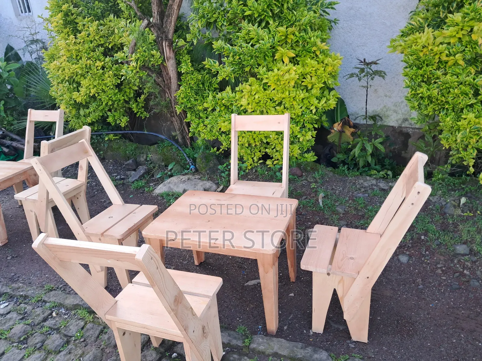 ለ አዲስ Coffee House Chair + Table