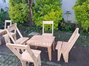 ለ አዲስ Coffee House Chair + Table