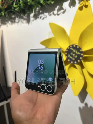 Photo - New Samsung Galaxy Z Flip6 256 GB Green