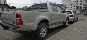 Toyota Hilux 3.0 D-4D 4x4 2014 Gold