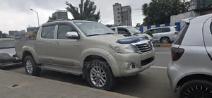 Toyota Hilux 3.0 D-4D 4x4 2014 Gold