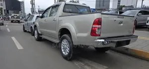 Toyota Hilux 3.0 D-4D 4x4 2014 Gold
