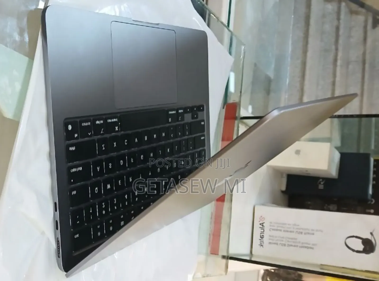 New Laptop Apple MacBook Air 2022 M2 8GB Apple M2 SSD 256GB