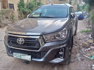 Photo - Toyota Hilux 2019 Gray