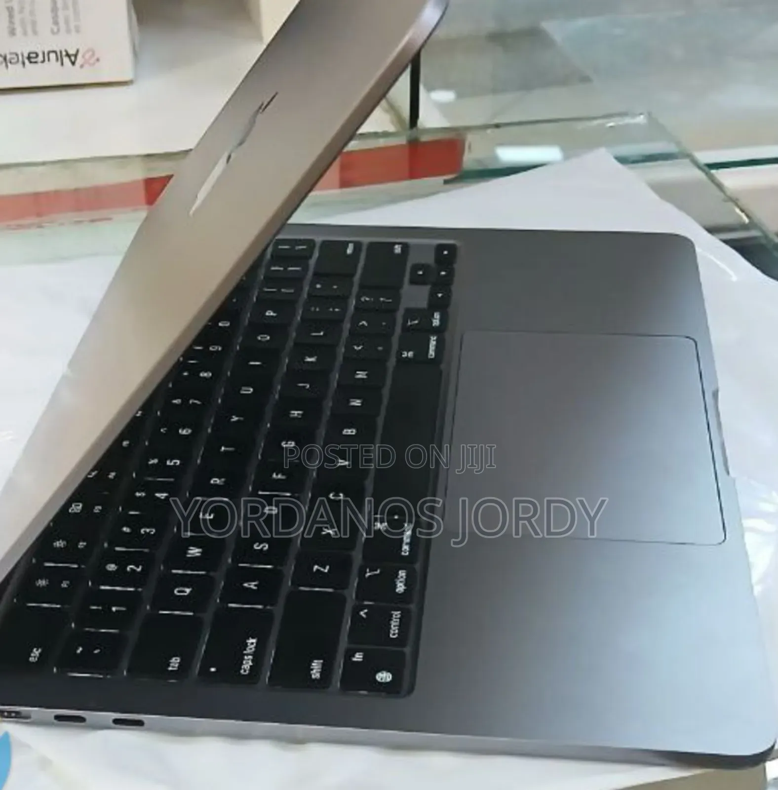 New Laptop Apple MacBook Air 2022 M2 8GB Apple M2 SSD 256GB