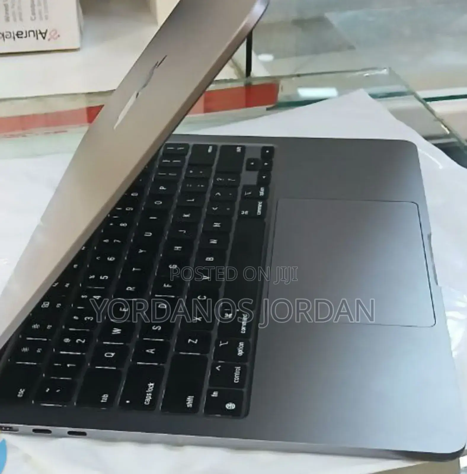 New Laptop Apple MacBook Air 2022 M2 8GB Apple M2 SSD 256GB