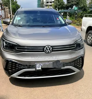 Photo - Volkswagen ID.6 2022 Gold