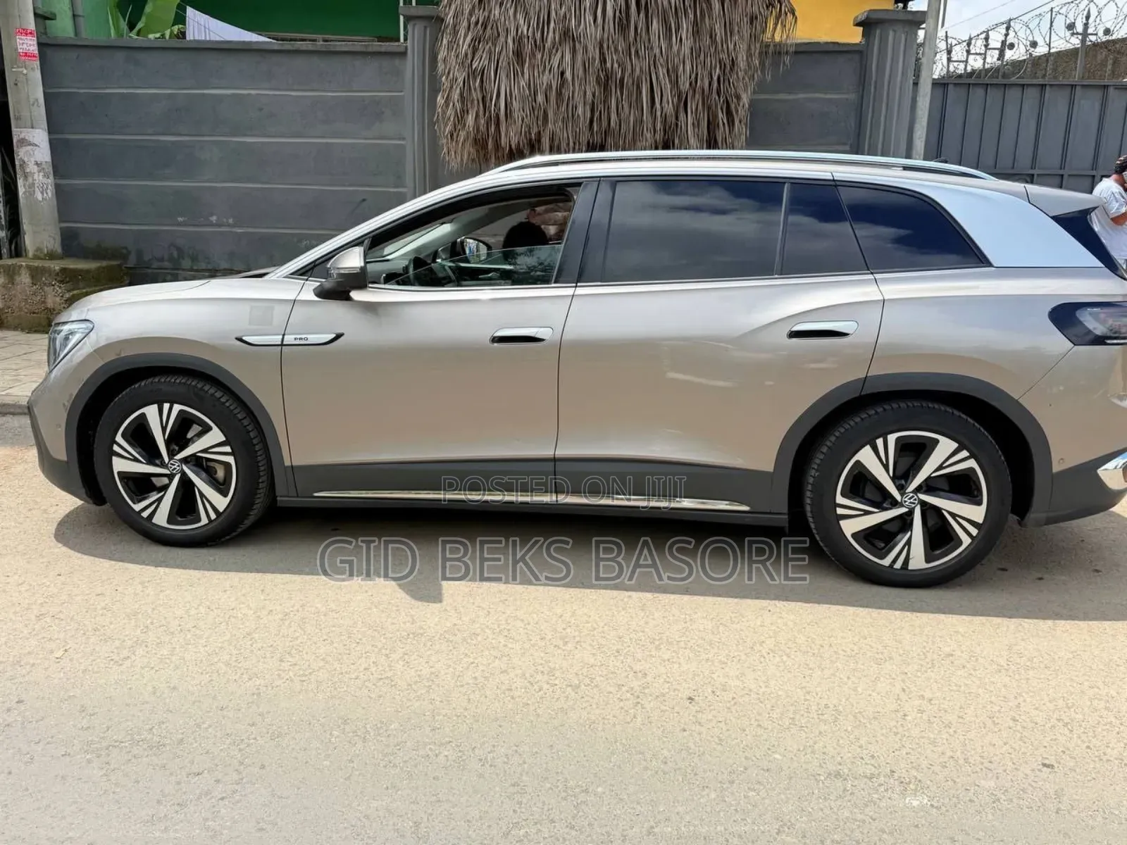 Volkswagen ID.6 2022 Gold