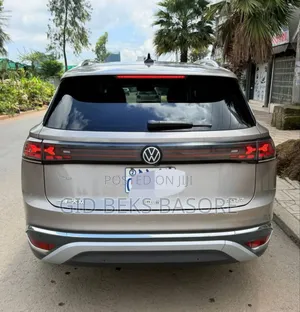 Volkswagen ID.6 2022 Gold