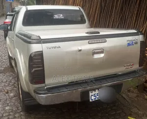 Photo - Toyota Hilux 2014 Gold