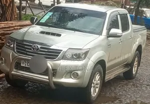 Toyota Hilux 2014 Gold