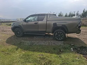 Photo - Toyota Hilux 2021 Gray