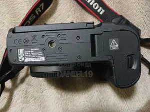 Conon Mirrorless R7