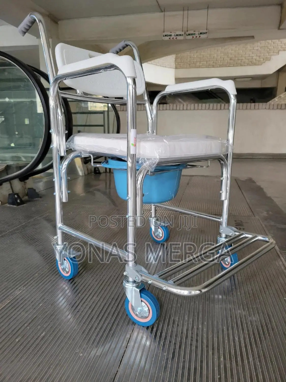 Commode Bucket三~Pot+Armrests, and Footrests for User Comfort Stability