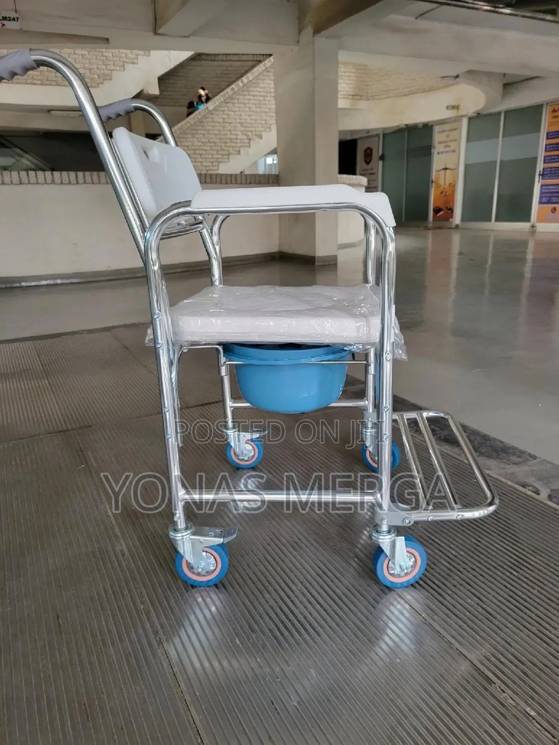 Toilet Chair痹∞Commode Chair።那smooth Mobility Safety Locks: Equipped