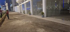 የሚከራይ ለshoroom የሚሆን ዋና መንገድ ይዞ ዜሮ ወለል ላይ