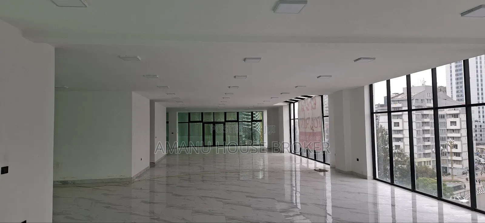 የሚከራይ ለshoroom የሚሆን ዋና መንገድ ይዞ ዜሮ ወለል ላይ