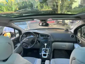 Peugeot 5008 2011 Gray