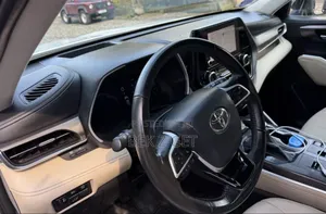 Toyota Highlander Hybrid 2022 White